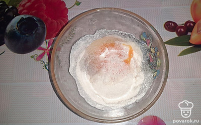 Смешать яйцо с манной крупой и перемешать.