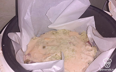 В чашу мультиварки выложить мясо индейки. Далее оливки и кабачок и залить смесью яйца и манки. Выпекать в мультиварке 50 минут в режиме «выпечка».