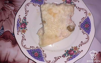 Перед подачей запеканку нарезать на кусочки.