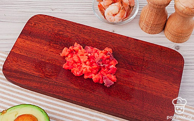 Рыбу и авокадо порежьте на небольшие кубики.