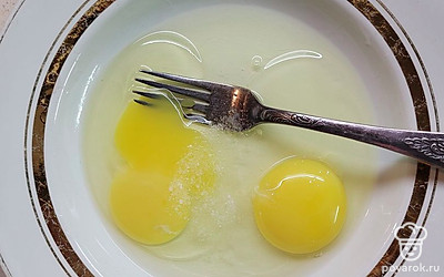 Взбить яйца с солью.
