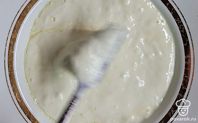 Добавить сметану и муку. Смешать.