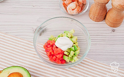 Тщательно перемешайте рыбу, авокадо и майонез. Попробуйте на соль, при необходимости подсолите.