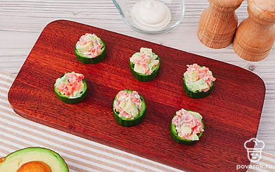 Заполните каждое колечко из огурца полученной смесью.