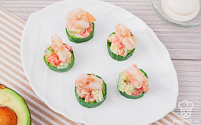 Сверху на закуску положите очищенную креветку. Приятного аппетита!