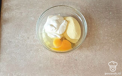 В миске смешайте сметану, яйца, половину чайной ложки соли и манную крупу. Оставьте на 10-15 минут. Манка должна слегка набухнуть.