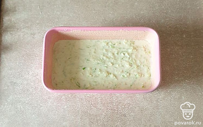 Форму для запекания хорошо смажьте маслом и слегка присыпьте бортики и дно манной крупой. Тесто вылейте в форму и поставьте в заранее разогретую духовку. Выпекайте в режиме «верх-низ» при 180 градусах 25 минут. 