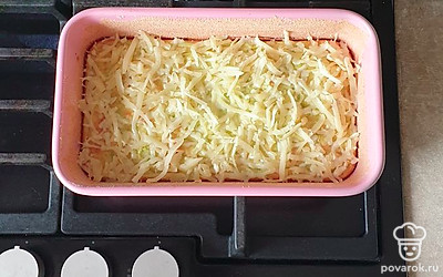 Форму достаньте и сверху посыпьте заранее натертым сыром. Выпекайте еще 10 минут.