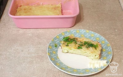 Запеканке дайте остыть около 10 минут. Подавайте, заранее нарезав на кусочки. Сверху можно посыпать свежей зеленью и дополнить сметаной. Приятного аппетита!