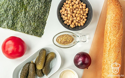 Банку консервированного нута помойте и откройте, нут хорошо промойте. Помидоры помойте, удалите плодоножки. Лук почистите и ополосните под холодной водой, чтобы снять остроту. Помидоры, красный лук и маринованные огурцы мелко покрошите. Лист нори поломайте на маленькие кусочки. Укроп помойте и обсушите, удалите толстый стебель.