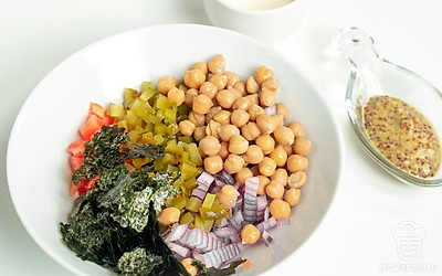 Приготовьте пасту. Смешайте в миске помидоры, красный лук, маринованные огурцы, лист нори, консервированный нут, дижонскую горчицу и майонез. Тщательно перемешайте.