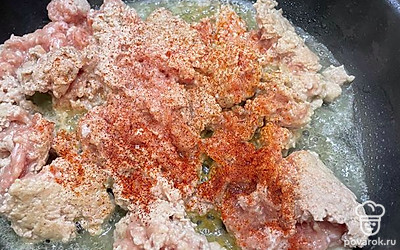 Фарш обжарить со специями.