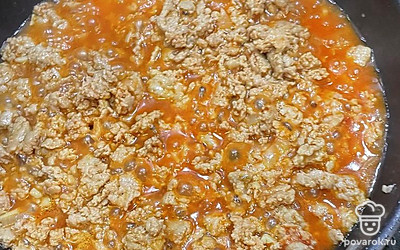 Добавить кетчуп, воду, тушить.