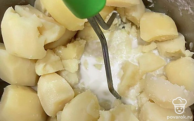 Картофель отварить, добавить соль, молоко. Помять.