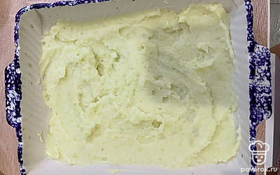 В форму выложить первый слой — пюре.