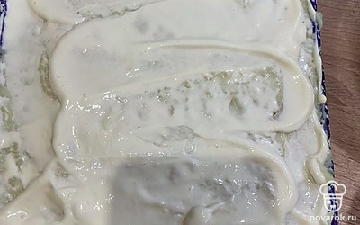 Помазать сметаной.