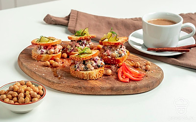 Подавайте багет с консервированным нутом, украсив его веточкой свежего укропа.