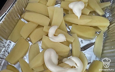 Нарезать, выложить в форму и добавить майонез.