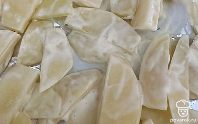 Распределить майонез и посолить.