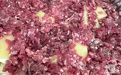 Выложить фарш и тоже немного посолить.