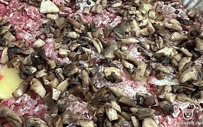 Разложить шампиньоны жареные.