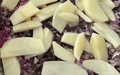 Завершающий слой — картошка. Посолить.