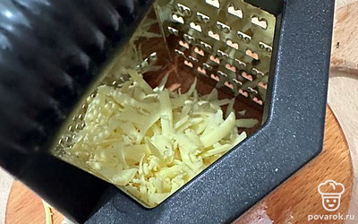 Натереть сыр на терке и поставить запекаться на 30 минут при температуре 190 градусов.