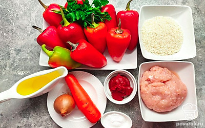 Очистите и промойте овощи. Избавьте перец от семян. Нарежьте мелко лук. Морковь натрите на терке. Отварите рис до полуготовности.