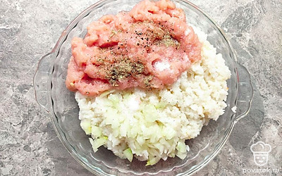 В готовый рис добавьте фарш, лук, соль и перец. Тщательно перемешайте. Наполните перцы начинкой и выложите в кастрюлю.