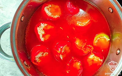 Залейте перец содержимым сковороды и тушите около 40 минут.