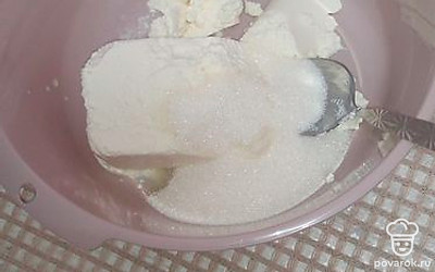 Рикотту, соль и сахар перемешать.