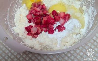 Добавить яйца, ягоды и крахмал. Перемешать и оставить на 15 минут.