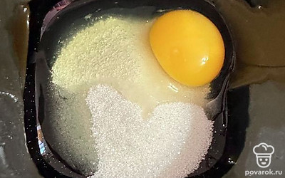 Яйцо и сахар взбиваем, добавляем соль и разрыхлитель.