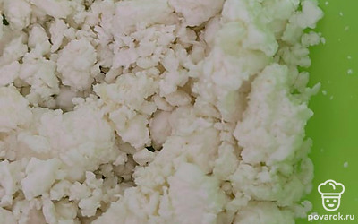 Творог разминаем вилкой.