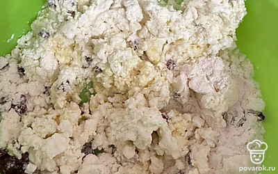 Добавляем муку, сметану и яичную смесь. Всыпаем изюм.