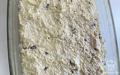 Форму застилаем пергаментом и выкладываем творожное тесто. Выпекаем 30 минут при 180 градусах.