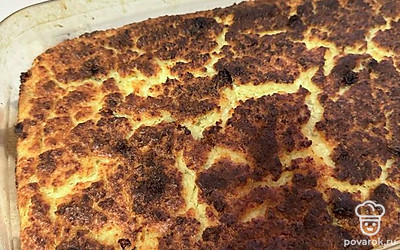 Выпекаем до золотистой корочки. Даем остыть и разрезаем на ровные кусочки.