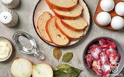 Приготовьте кастрюлю, мясорубку и миску. Сварите, остудите и почистите яйца. Куриные желудки помойте. Репчатый лук почистите, помойте и тонко порежьте четвертинками колец. Положите лук в маленькую миску и залейте уксусом. Дайте постоять 5 минут и слейте уксус.