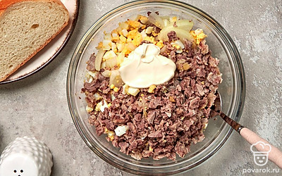 Сделайте соус. Соедините вареные куриные желудки, яйца, лук и майонез. Добавьте немного черного молотого перца. Попробуйте получившуюся смесь на вкус и подсолите, если нужно.