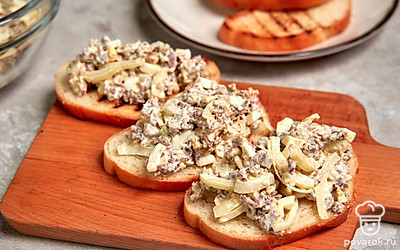 Приготовьте тосты. Подсушите ломтики хлеба в тостере или на сковороде без добавления масла. Намажьте их приготовленным соусом.