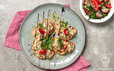 Тосты с куриными желудками будут отлично смотреться, если их украсить руколой.