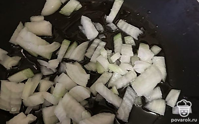 Крошим лук и обжариваем до золотистого цвета на подсолнечном масле.