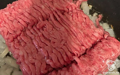 Добавляем фарш охлажденный. Перемешиваем и обжариваем минут 10.