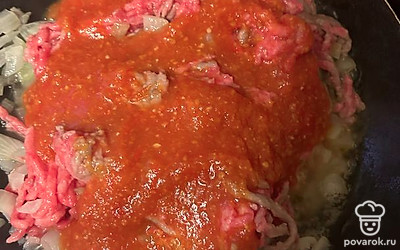 Заправляем томатной пастой. Смешиваем ингредиенты в сковородке и даем потомиться минут 10.