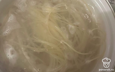 Отвариваем спагетти до состояния аль денте, не развариваем.