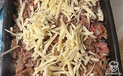 Следующим слоем выкладываем заготовку из фарша, также обильно посыпаем тертым сыром.