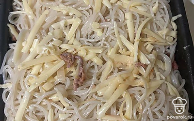 Завершающий слой — спагетти. Обильно посыпаем сыром, измельченным на крупной терке. Также сверху слои заливаем консистенцией из взбитого яйца.