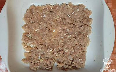 На дно формы для запекания, смазанной растительным маслом, выложить фарш.