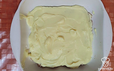 Сверху ровным слоем разложить картофельное пюре.