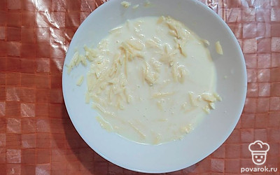 Сыр натереть на крупной терке, смешать его со сливками.